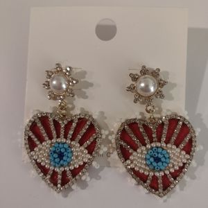 Eye heart earrings from Dvacaman